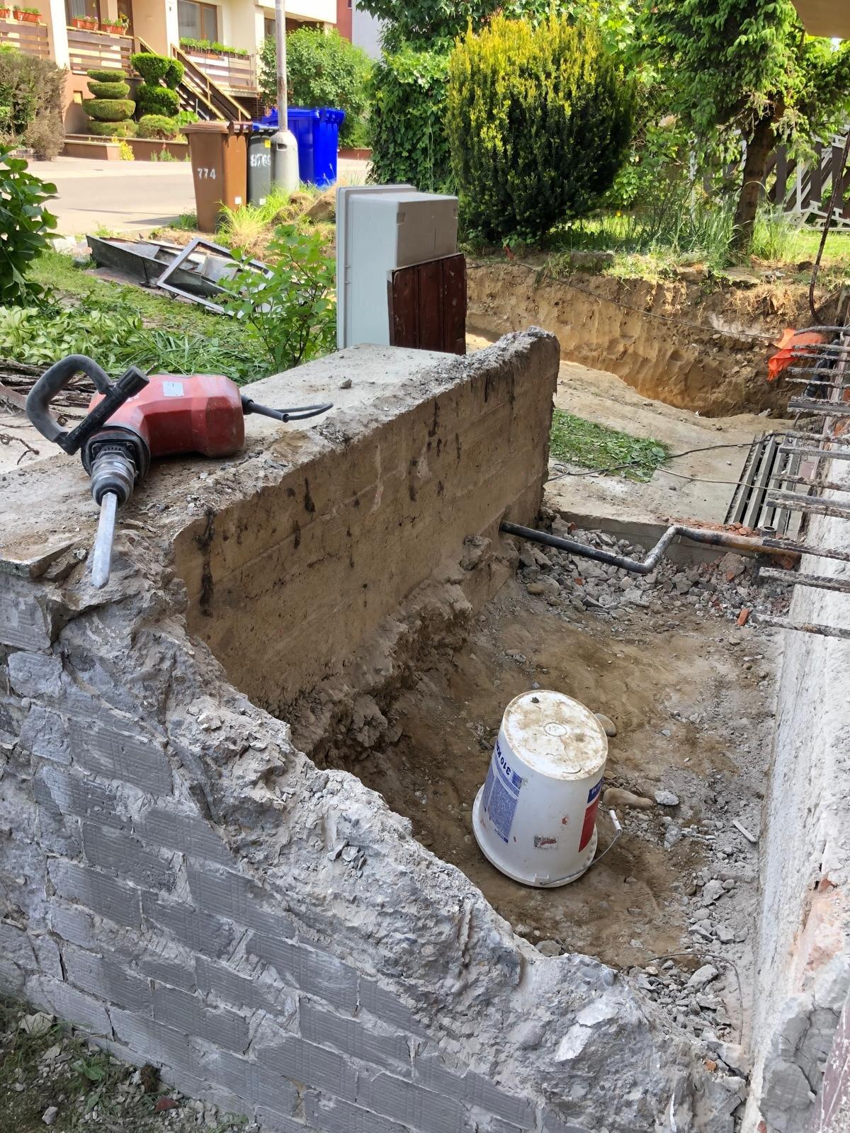 Rekonštrukcia chodníka a nájazdu - obrázok 5