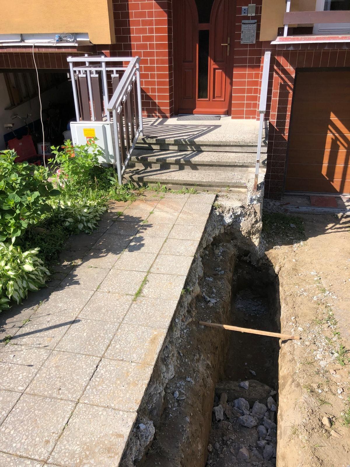 Rekonštrukcia chodníka a nájazdu - obrázok 12