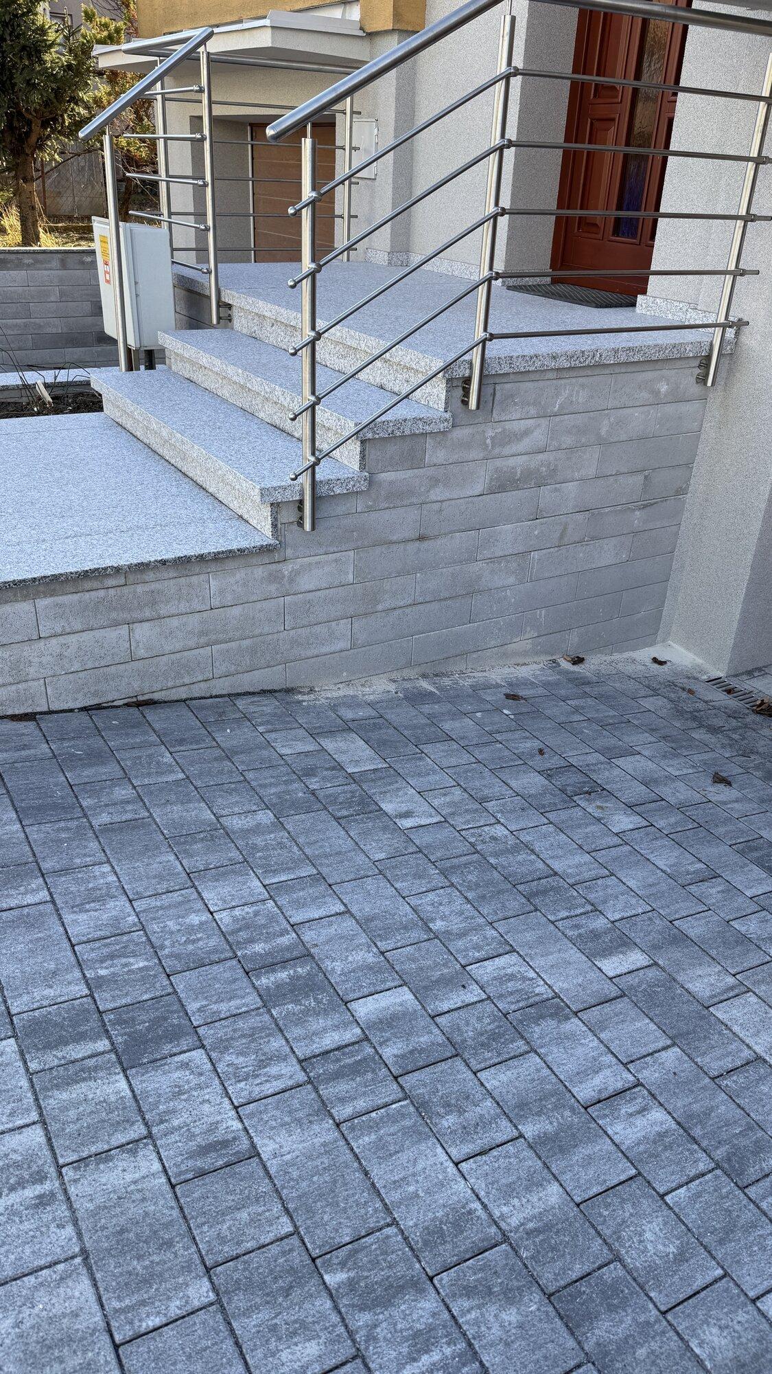 Rekonštrukcia chodníka a nájazdu