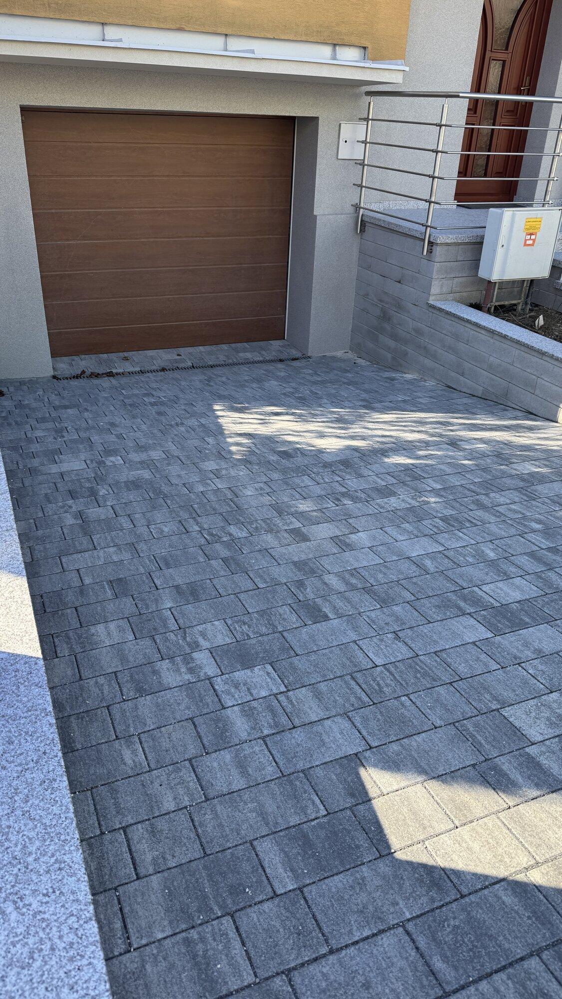 Rekonštrukcia chodníka a nájazdu - obrázok 22